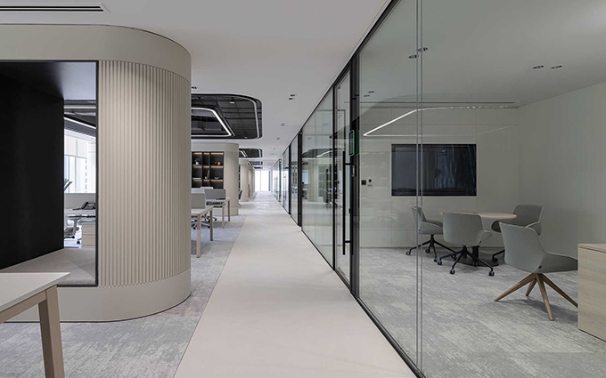mais recente caso da empresa sobre Projeto de Personalização de Divisórias de Escritório nos Emirados Árabes Unidos
